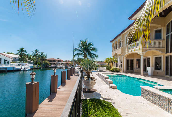 villa sur l'eau, propriete exclusive miami, keystone point, propriété au bord de l'eau, maison à vendre miami, villa à vendre miami