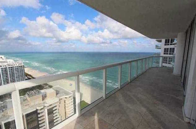 À louer, cet appartement 2 chambres et 2 salles de bains, pourvu d' une vue panoramique directe sur l'océan à couper le souffle.