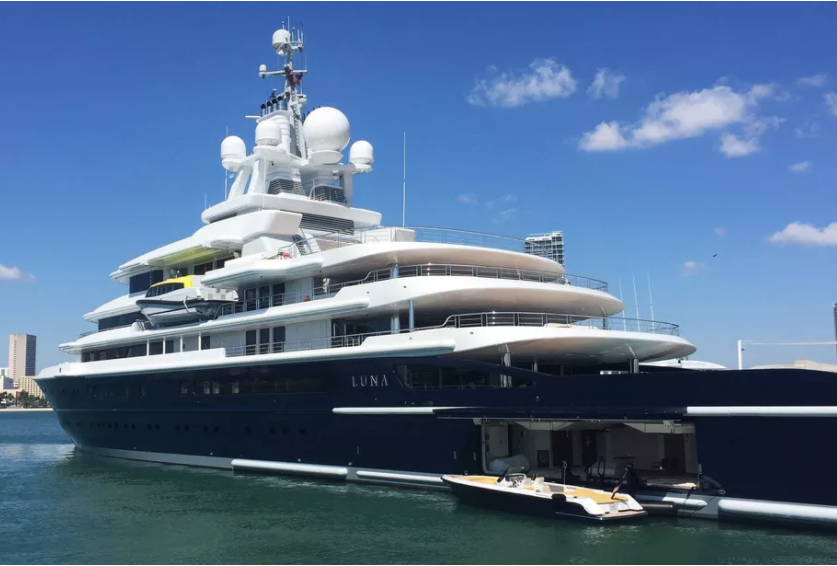 Le super yacht Luna, top du luxe, est ancré à Miami!