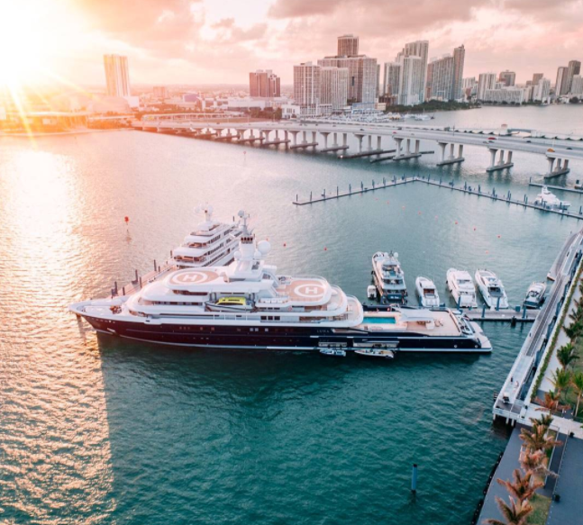 Le super yacht Luna, top du luxe, est ancré à Miami!